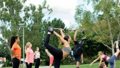 مجموعة من الأشخاص يمارسون التمارين الرياضية المتنوعة في الهواء الطلق