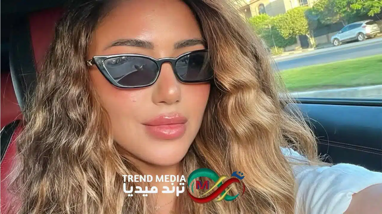 ساره سلامه وهي جالسة في سيارتها بطريقة بسيطة وجميلة