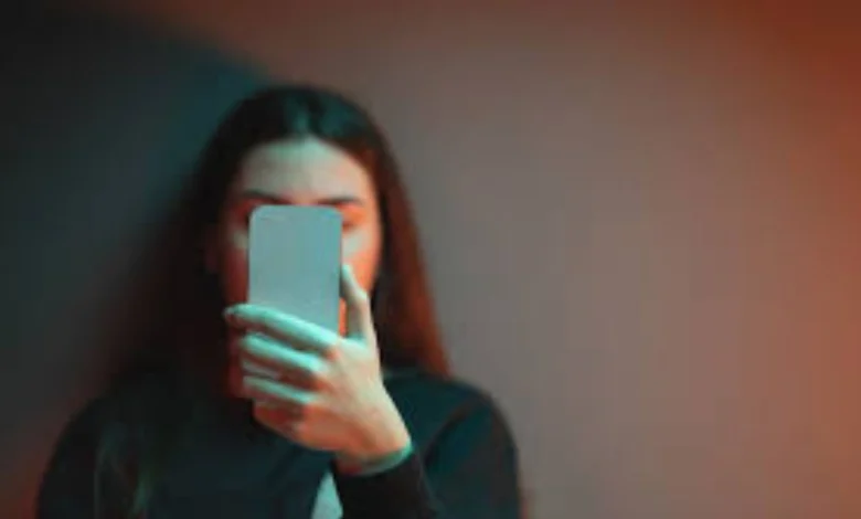 ضبط شخص طالب جامعي بمدينة 6 أكتوبر لابتزازه زميلاته باستخدام صور مُعدلة 4 صورة رمزية تظهر شخصاً يخفي هويته خلف شاشة حاسوب مع إشارة إلى جرائم الابتزاز الإلكتروني.