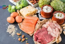 أطعمة صحية مفيدة لالتهاب المفاصل تشمل الأسماك، المكسرات، التوت، والخضروات الصليبية.