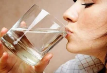 فوائد شرب الماء الدافئ على الريق - عادة صحية لتحسين الهضم والتخلص من السموم