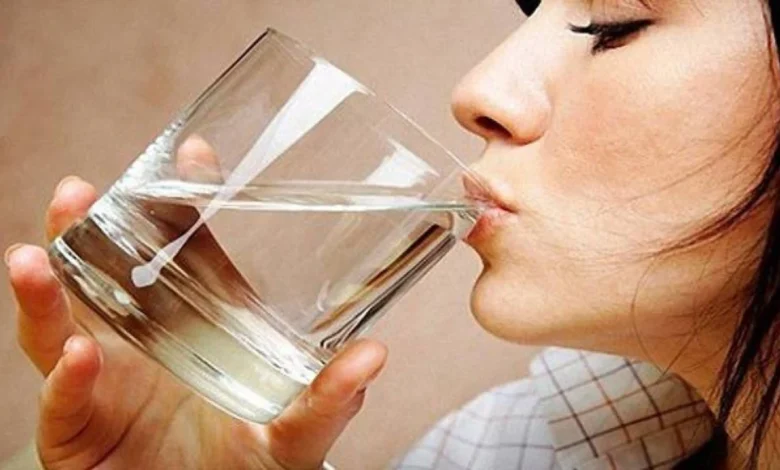 فوائد شرب الماء الدافئ على الريق - عادة صحية لتحسين الهضم والتخلص من السموم