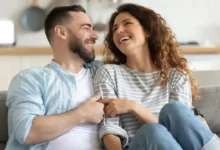 زوجين في جو من الألفة والتفاهم، يعكس مفهوم الإبساس في إطار العلاقة الزوجية الصحية.