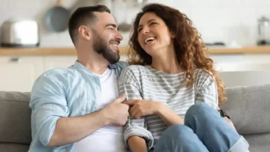 زوجين في جو من الألفة والتفاهم، يعكس مفهوم الإبساس في إطار العلاقة الزوجية الصحية.