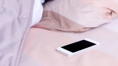 مخاطر وضع الهاتف تحت الوسادة وتأثير الإشعاعات على جودة النوم والصحة