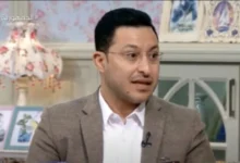 صورة توضيحية تظهر حديث نبوي منسوب عن النهي عن طعام المتباريين مع شرح مختصر للحكمة من هذا النهي.