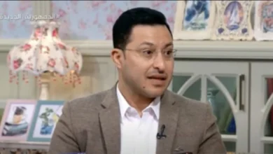 صورة توضيحية تظهر حديث نبوي منسوب عن النهي عن طعام المتباريين مع شرح مختصر للحكمة من هذا النهي.