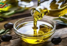 صورة توضح الفرق بين زيت الزيتون الأصلي والمغشوش في كوب اختبار شفاف.