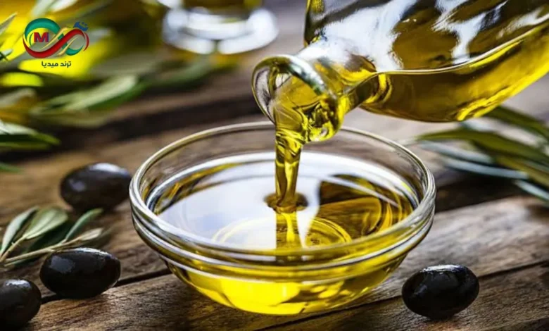 صورة توضح الفرق بين زيت الزيتون الأصلي والمغشوش في كوب اختبار شفاف.