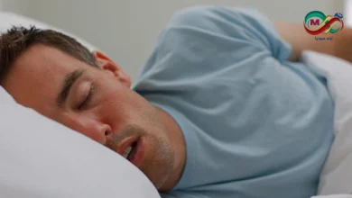 صورة تظهر شخصًا نائمًا على جانبه مع وجود بقعة لعاب على الوسادة، illustrating the concept of drooling during sleep.