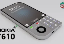 هاتف Nokia 7610 5G الذكي بتصميمه الكلاسيكي العصري والمعروض على خلفية ملونة.