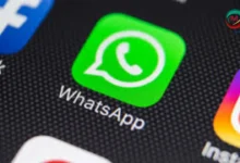 صورة توضيحية تظهر شاشة واتساب مع إبراز خيار التذكير بالرسائل الجديد في قائمة الخيارات.