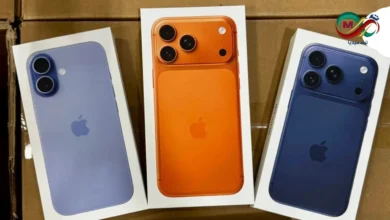 صورة حقيقة لعلبة iPhone 17 الجديدة باللون الأزرق مع إظهار الشعار الأمامي وتصميم الصندوق المبسط.