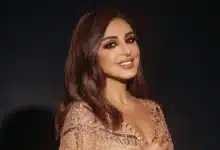 الفنانة أنغام تبتسم خلال أدائها الغنائي على المسرح.