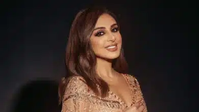 الفنانة أنغام تبتسم خلال أدائها الغنائي على المسرح.