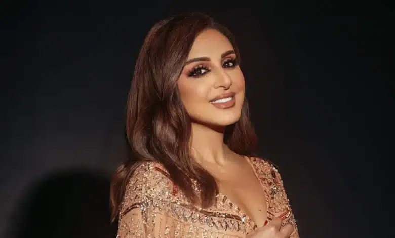 الفنانة أنغام تبتسم خلال أدائها الغنائي على المسرح.
