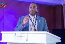 صورة تظهر الطبيب من خلال شرحه وتوضيحة آليات علاج ضغط الدم المرتبط بالغدة الكظرية.