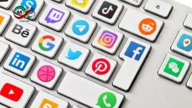 صورة تظهر هاتفاً ذكياً مع علامات تحذير على بعض التطبيقات الموجودة عليه.