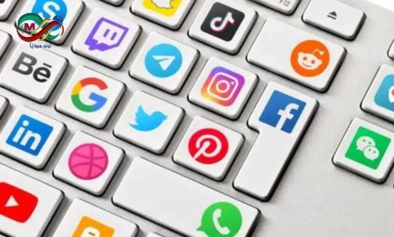تطبيقات خطيرة على هاتفك: احذفها فوراً لحماية بياناتك الشخصية 1 صورة تظهر هاتفاً ذكياً مع علامات تحذير على بعض التطبيقات الموجودة عليه.