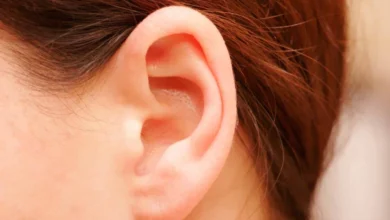 أجزاء الأذن ومواقع ظهور أعراض سرطان الأذن المحتملة.