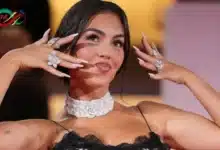 الكاملة بمكياج برونزي ساحر ومجوهرات فاخرة خلال مهرجان فينيسيا السينمائي.