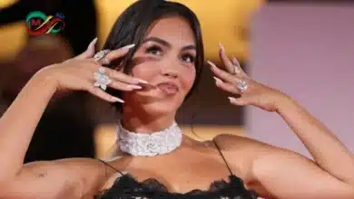 الكاملة بمكياج برونزي ساحر ومجوهرات فاخرة خلال مهرجان فينيسيا السينمائي.