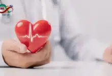 مجموعة من الأطعمة الغنية بالبوتاسيوم المفيدة لصحة القلب تشمل الموز، السلمون، السبانخ، والبروكلي.