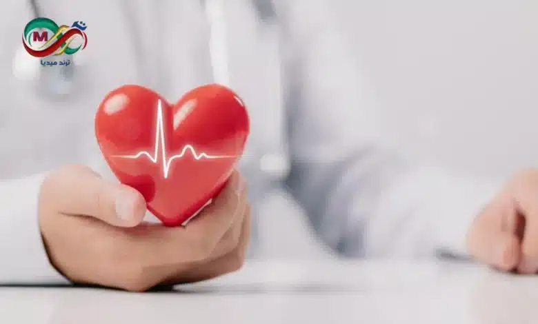 مجموعة من الأطعمة الغنية بالبوتاسيوم المفيدة لصحة القلب تشمل الموز، السلمون، السبانخ، والبروكلي.
