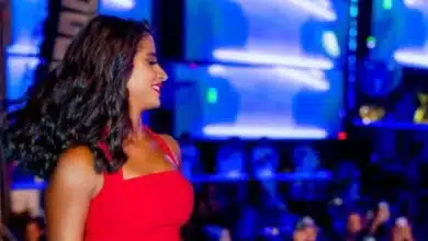 الفنانة روبي تؤدي على مسرح المهرجان الروماني في العلمين وسط جمهور غفير.