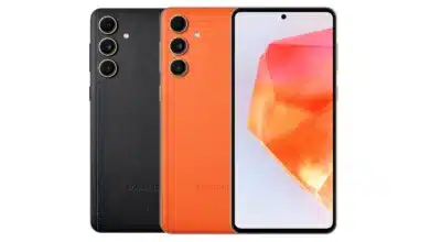 صورة لهاتف Samsung Galaxy F55 5G يظهر تصميمه الأنيق وألوانه الجذابة مع عرض الشاشة والكاميرا.