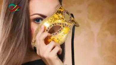 صورة توضيحية تظهر الوجه الحقيقي للشخصية السيئة خلف قناع اللطافة والاحترام.