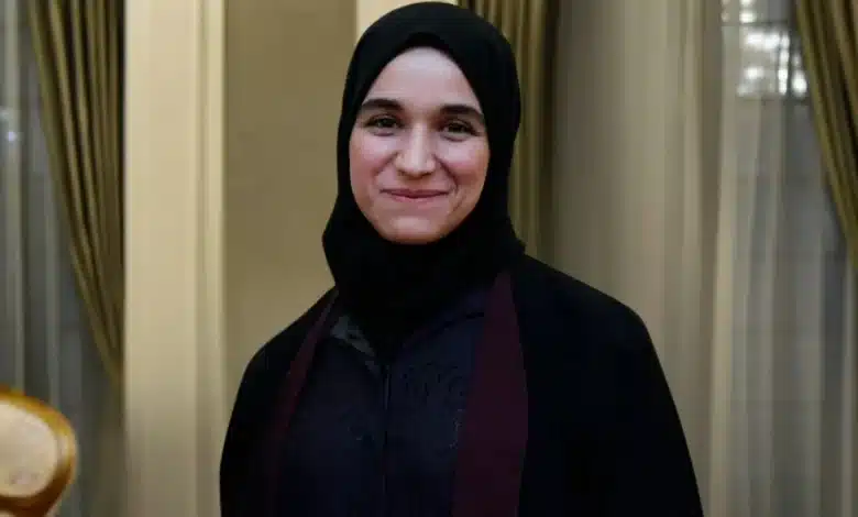 هل تعرفون من هي زوجة أحمد الشرع لطيفة الدروبي وماهي جنسيتها وديانتها الحقيقة ؟ أول ظهور علني لها يشعل السوشيال ميديا 1 لطيفة الدروبي