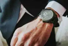 ارتداء الساعة في اليد اليسرى