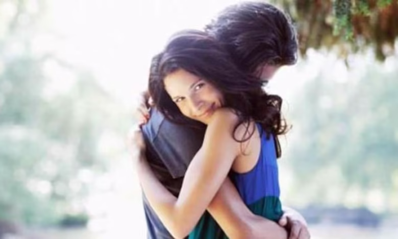 أخيراً انكشف السر: منطقة في جسد المرأة تريدك أن تنظر إليها كثيرا ولاكنها تخجل ان تطلبها منك 1 لغة العيون