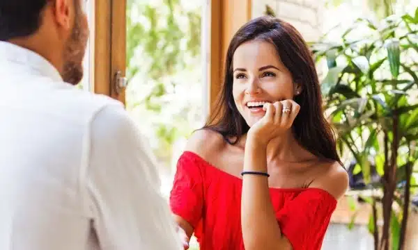 يلفت نظر الرجل للمرأة