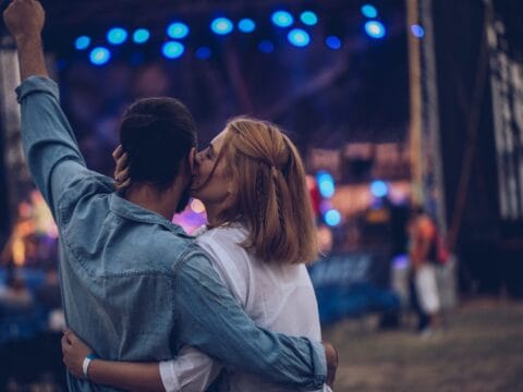كيف تجلب المرأة المتزوجة إليك؟