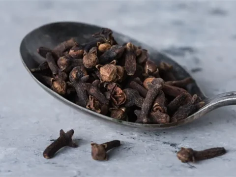 فوائد القرنفل للرجال: دليلك العلمي لاستعادة النشاط وتحسين الأداء 1 Benefits of cloves for men