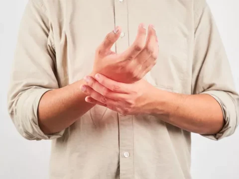 أسباب تنميل اليدين أثناء النوم: 8 علامات خطر لا تتجاهلها 4 470f19016c5bfaeeb502e85bd53f1845.jpg