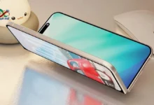 هاتف آيفون القابل للطي يظهر بتصميمه المبتكر من زاوية مفتوحة ومغلقة بتقنية المفصل ثلاثي الأبعاد