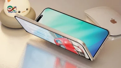 هاتف آيفون القابل للطي يظهر بتصميمه المبتكر من زاوية مفتوحة ومغلقة بتقنية المفصل ثلاثي الأبعاد