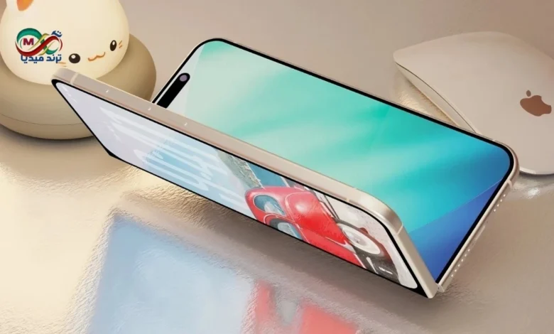 هاتف آيفون القابل للطي يظهر بتصميمه المبتكر من زاوية مفتوحة ومغلقة بتقنية المفصل ثلاثي الأبعاد