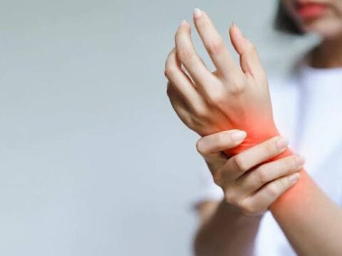 علاج التهاب المفاصل بالكركم 2026: نتائج واعدة ودليل علمي شامل 4 Treating arthritis with turmeric