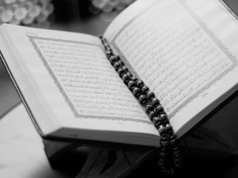 سورة من القرآن نقرأها يوميًا.. ماذا تقول الدراسات عن أثرها على التوتر؟ 8 أثر القرآن على التوتر