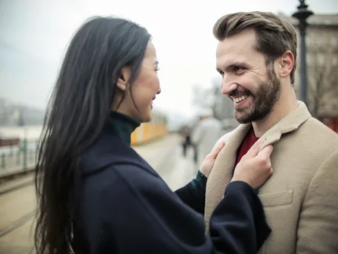كيف تجذب النساء إليك؟ أسرار نفسية تزيد جاذبيتك وتجعلها تهتم بك 8 How to attract women to you