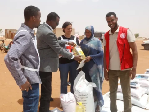 دعم حيوي لأسركم.. برنامج مساعدات إنسانية يطلق "البطاقة الزرقاء" لتأمين الغذاء لـ 7000 عائلة لمدة 3 سنوات 1 مساعدات إنسانية