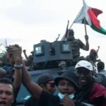انقلاب عسكري مفاجئ.. هروب الرئيس وإعلان حالة الطوارئ في البلاد 9 انقلاب عسكري