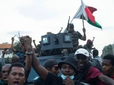 انقلاب عسكري مفاجئ.. هروب الرئيس وإعلان حالة الطوارئ في البلاد 1 انقلاب عسكري