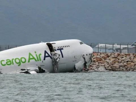 تحطم طائرة شحن في هونغ كونغ بعد انزلاقها إلى البحر ومصرع شخصين 3 تحطم طائرة شحن في هونغ كونغ