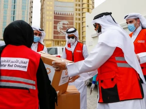 توزيع حرامات وملابس شتوية.. الهلال الأحمر يطلق حملة مواجهة الشتاء للمستفيدين المسجلين 2 الهلال الأحمر