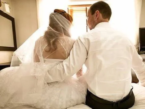عروس تسجل ليلة زفافها.. قصة فيديو أثارت ضجة واسعة على مواقع التواصل 10 عروس تسجل ليلة زفافها